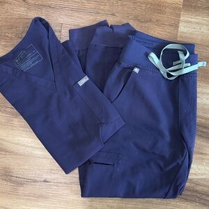 FIGS Purple Scrub Set - XS Catarina Top, SP Jogger bottoms